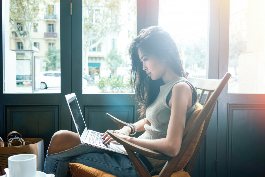 asian woman working at coffee shop