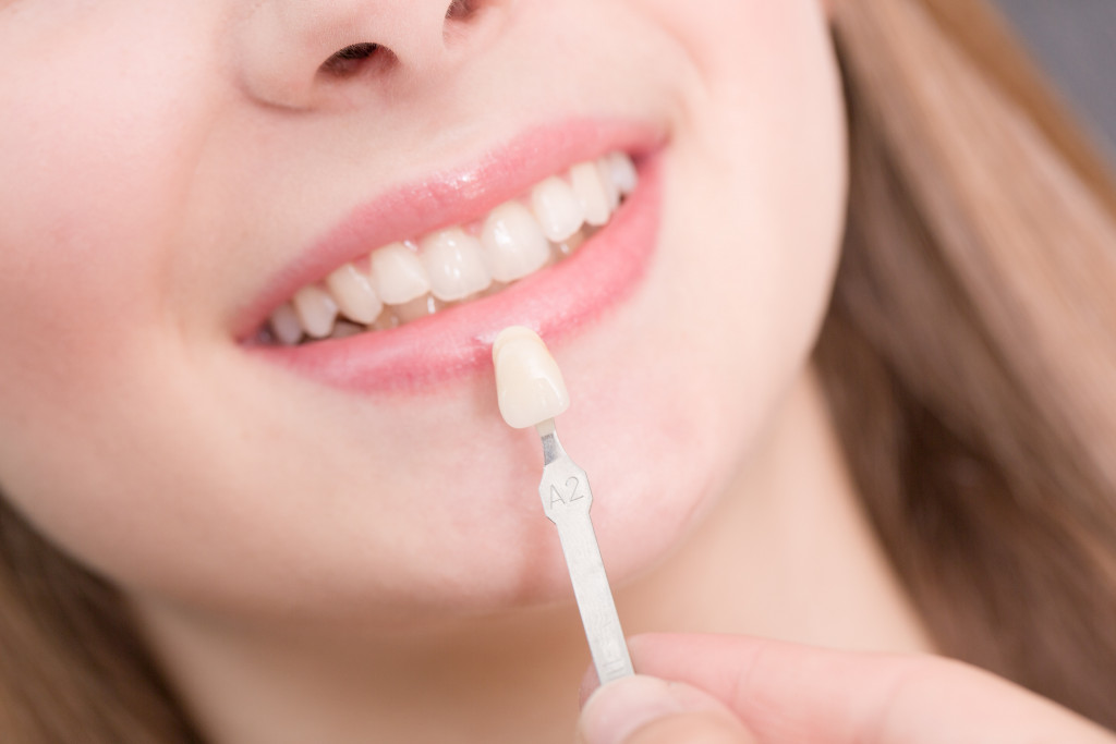 checking the color of the teeth