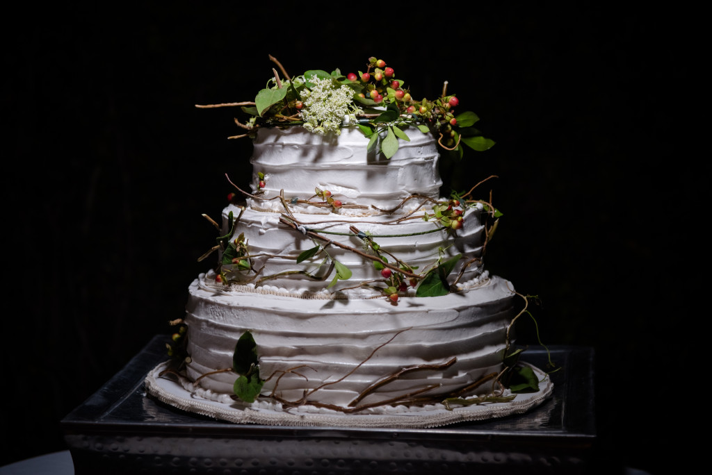 An image of a rustic wedding cake